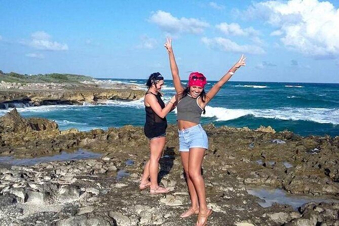 Amazing Cozumel Island Bar Tour - Playa Chen Rio beach break: mini Tikki bar and a rock pool