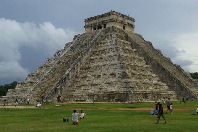 Chichen Itza and Cenote Full Day Tour from Playa del Carmen - The lunch and Maya cooperative detour: good food, optional shopping pressure