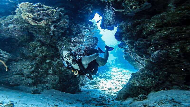 From Cozumel: Double Tank Scuba Diving for Certified Divers - The 45-minute break onboard: the part people remember later