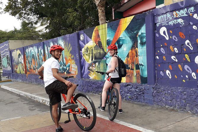 Graffitis & Munchies biketour Playa del Carmen - Stop 3: Quinta Avenida Hidden Pieces (20 Minutes, Free)