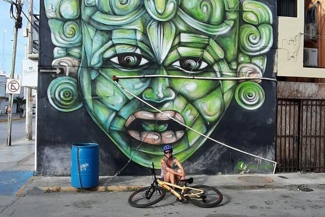 Graffitis & Munchies biketour Playa del Carmen - Stop 1: Palacio Municipal de Playa del Carmen (30 Minutes, Free)