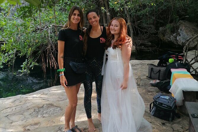 Underwater Photo Shoot Experience in Cenote - Posing underwater: what to do with hands, shoulders, and eyes